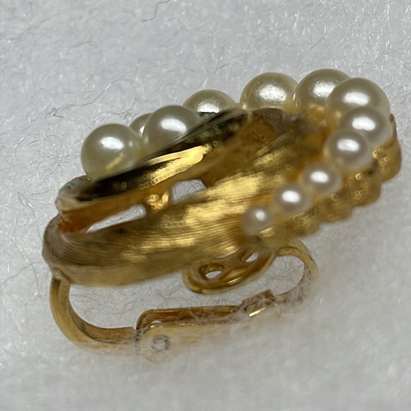 Trifari Single - Picture 3 of 8